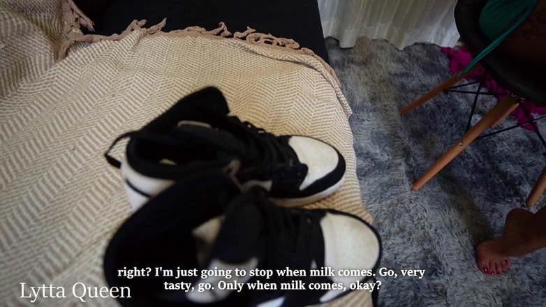 Queen Lytta ballbusting and cum lick: Lytta - styvmor fångade dig lukta hennes strumpor POV - sexig JOI...