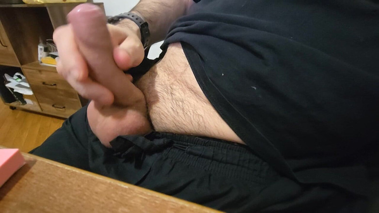 Jordance: Piękny rzymski kutas masturbuje się w biurze i dużo dochodzi