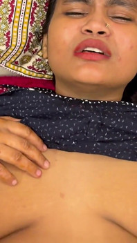 देसी पत्नी कामुक हो उठती है - पति नाश्ते से पहले उसे चोदता है। Hindi Video