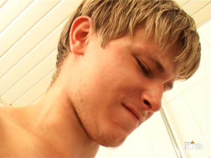 Gay Diaries: Twink gayové si hrají se svými velkými ptáky v koupelně