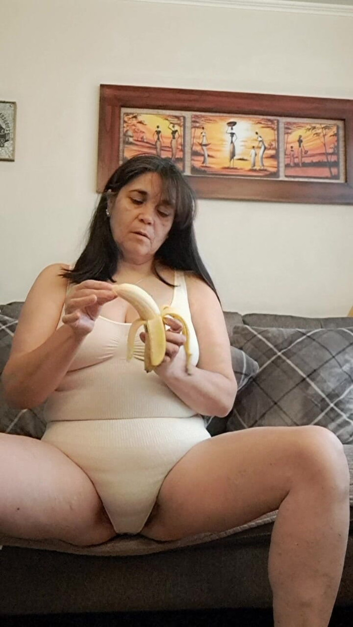 Mommy big hairy pussy: De dildo wrijft over mijn tieten en steekt in haar...