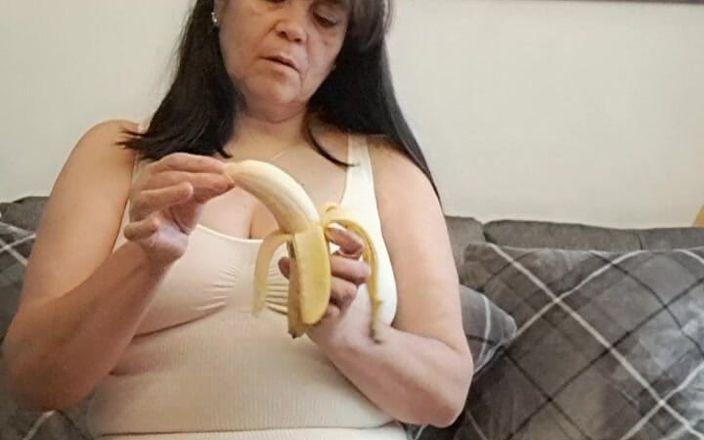 Mommy big hairy pussy: De dildo wrijft over mijn tieten en steekt in haar...