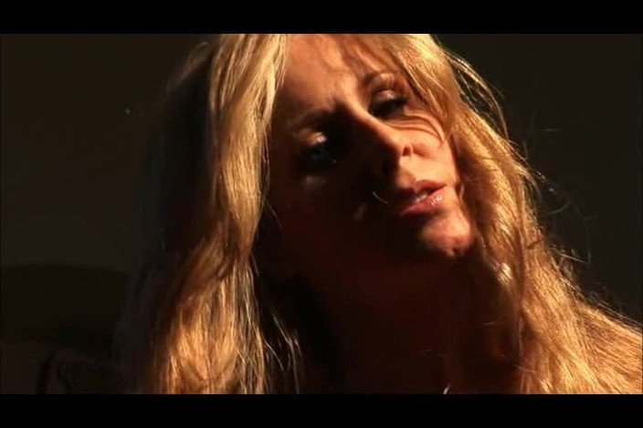 Julia Ann: Julia Ann menjolok di atas sofa