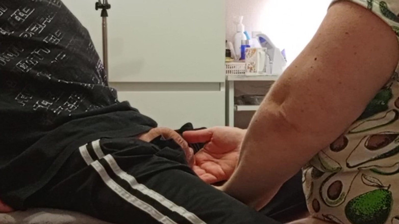 Zona901: Ma belle-mère me taille une pipe pour que je lui éjacule...