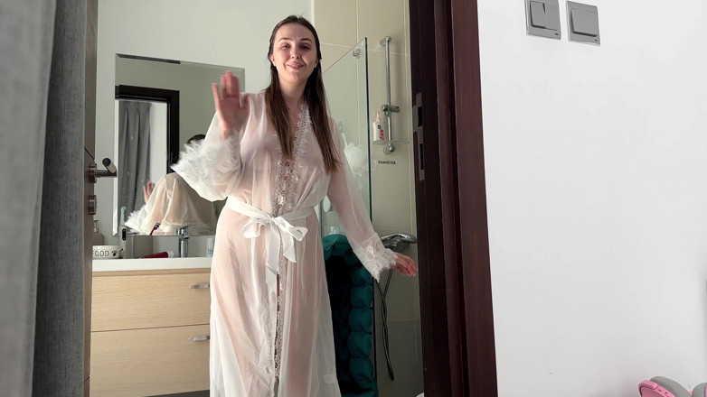 Alina Rai: Stiefmoeder maakte de badkamer schoon in haar pure jurk. Langzaam