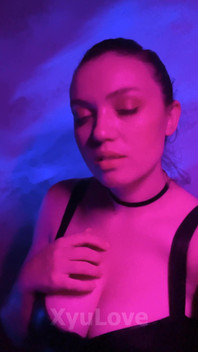 Xyulove는 카메라를 향해 귀엽게 포즈를 취하며 모든 구독자들에게 부드럽게 키스한다