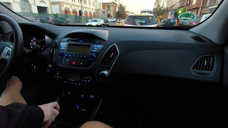 Step Mommy: Macecha svádí svého nevlastního syna v autě svými sexy nohami