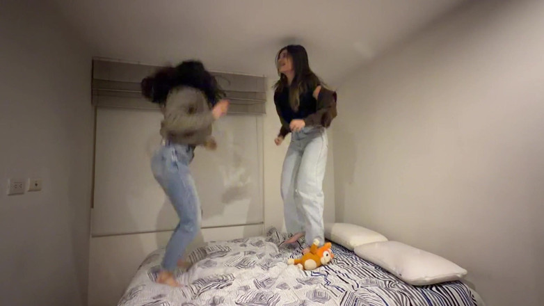 scarlettandc: Baví nás hrát v posteli, abychom skákali