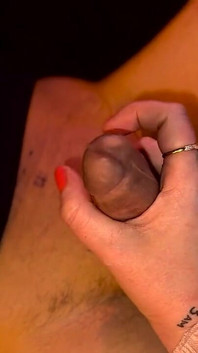 Gram w tickle z gorącą opiekunką do dziecka