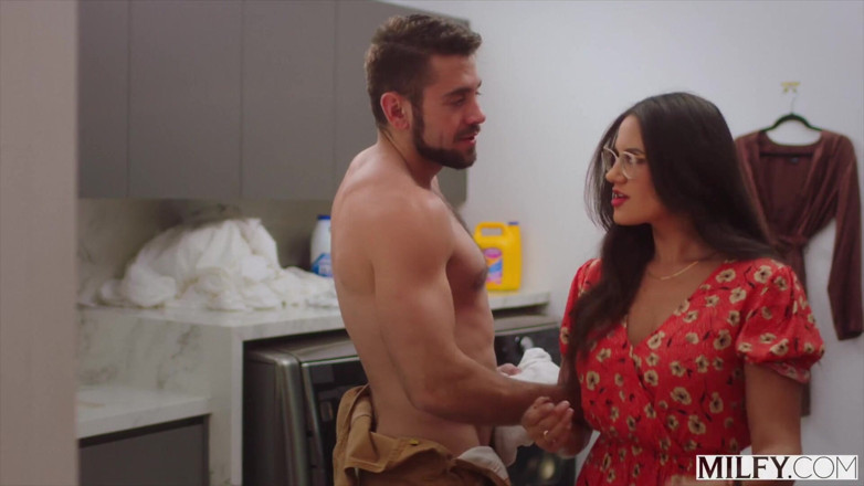 Milfy: 젊은 창녀의 자지에 굶주린 밀프 맛있는 밀프 페니