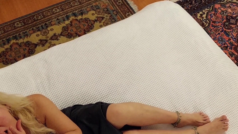 Selena701: 成熟したブロンドの妻がドレス姿でセックスを楽しむ