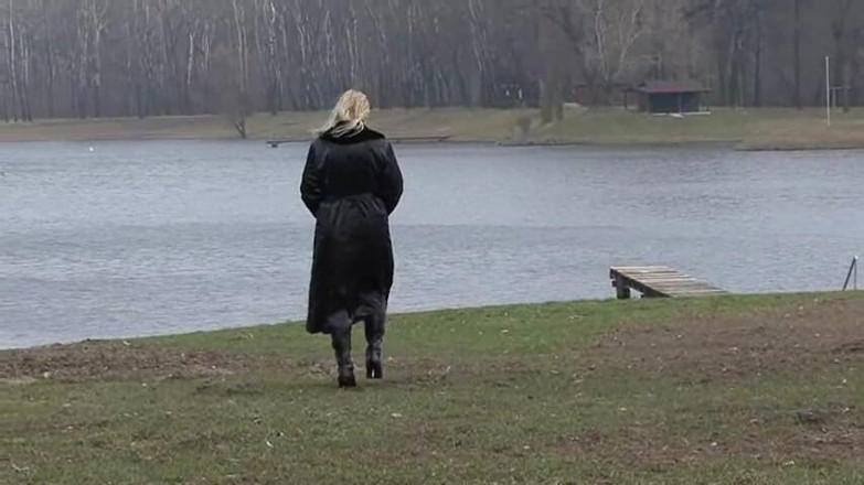 Femdom Austria: Ả điếm mặc đồ da đi tiểu trên bến tàu