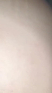 彼女の宿題を手伝ってほしいと頼まれ、彼女の部屋に行って彼女とセックスするのが待ちきれないので、彼女のスカートをたくし上げて主演します