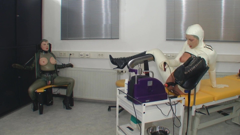 Rubber & Clinic Studio - 1ATOYS: 2 salopes - 2 machines à baiser