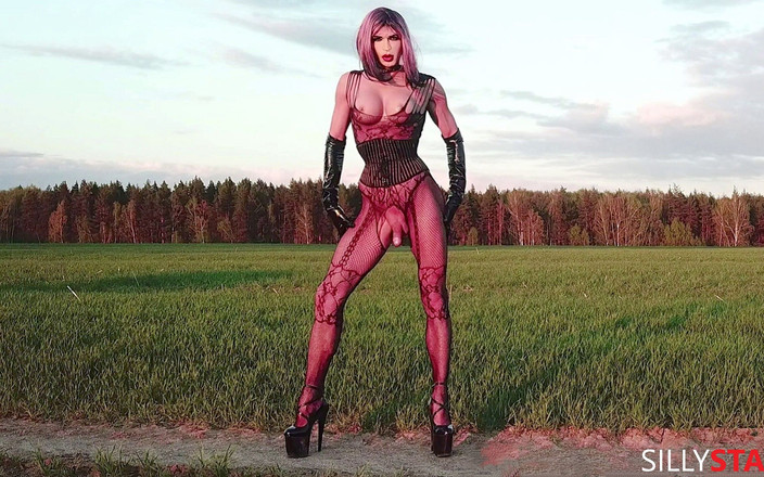 sillystacy: Mariquita Stacy caminando al aire libre y jugando con un...