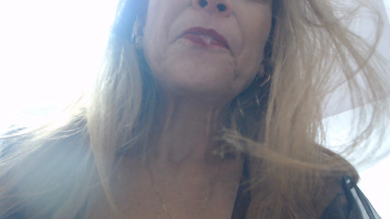 Melissa Johnson: Küssen, Spucken, Auf Deinem Gesicht Sitzen