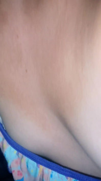 Cewek sange ini nyepong dan masturbasi memekku sampai aku crot banyak banget