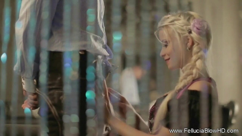 Fellucia Blow: Une blonde avec des nattes fait une pipe fascinante