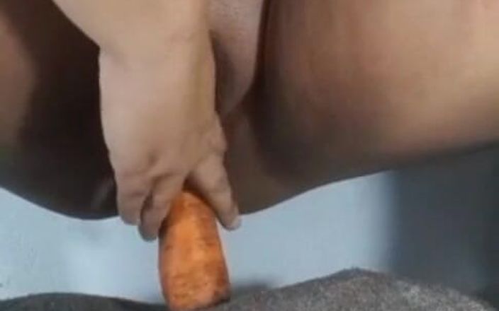 Gordita Culo Rico: Tetanggaku merekam dirinya lagi asik mainin wortel