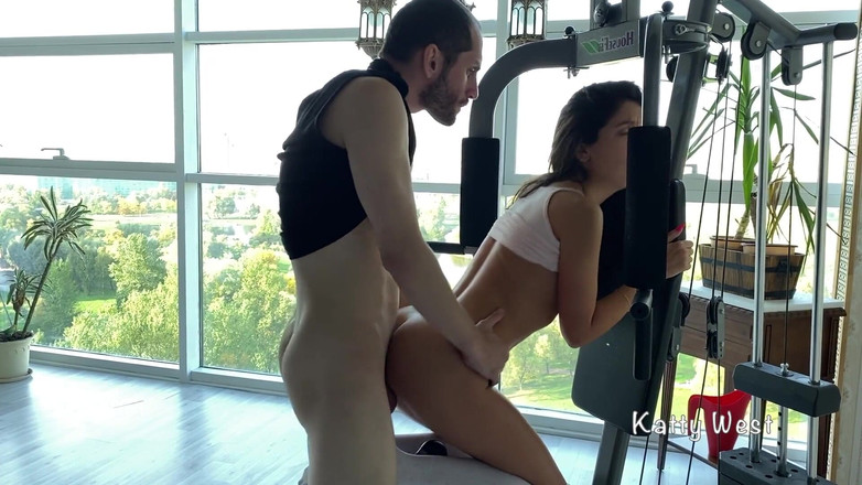 Katty West: 체육관에서 의붓아빠를 유혹하고 질싸하는 배다른 여동생