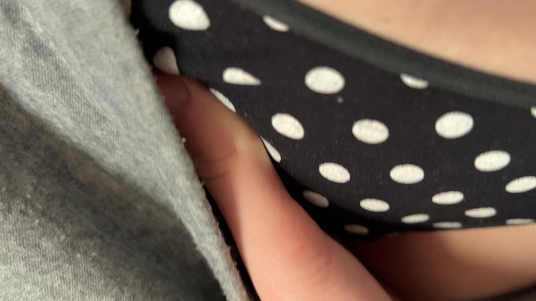 Mia Foster: Hermanastro se corre en mis bragas sucias y me las...