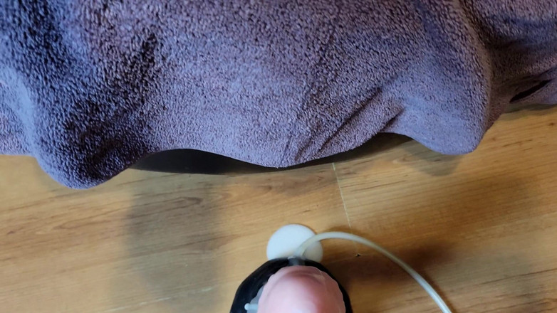 Innocenttemptation: Elle suce une bite en baisant une énorme bite. Une jolie...
