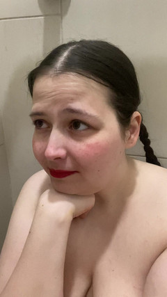 MissChrystalline: Jen další hra ve sprše, prsa a kundička