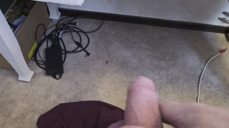 Pellefnatt: Mi Amigo Está Sentado En La Silla Y Jugando Con...