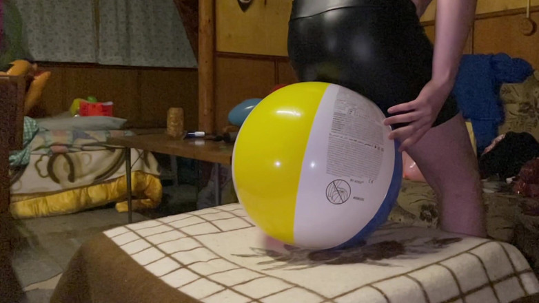 BeachBallsDuo: Weve a rupt o masă! 190 kg Cuplu vs 9 mari beachballs,...