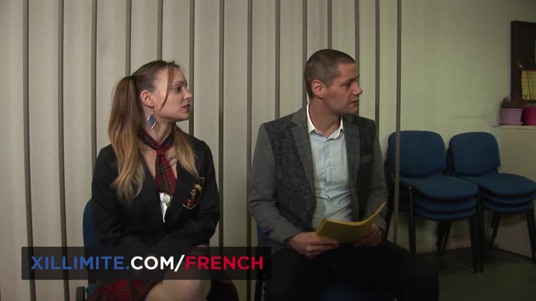 French girls at work: Teen xinh đẹp được đụ trên bàn của giáo viên