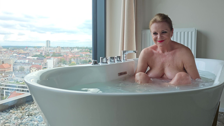 Misses_Jenny: Розваги в пухирчастій ванні - foretaste