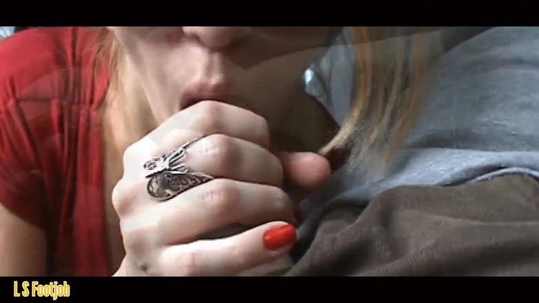 Footjob life style: Sexy manželka dává footjob taxikáři!