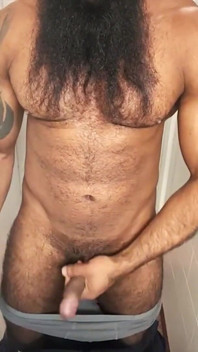 Hombre barbudo y rudo masturbándose y corriéndose