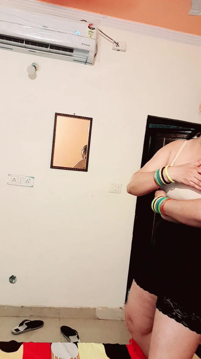 Puja555: देसी पत्नी पूजा भाभी नाच रही है