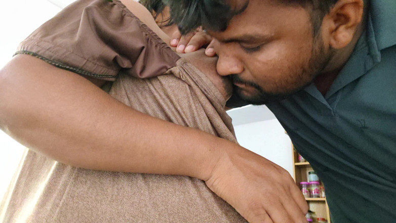 Premi pooja: Piano piano hai baciato le tette di Bhabhi e Bhabhi è...