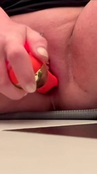 Un nouveau jouet avec un doigt fort me fait un squirt énorme et deux orgasmes avec ma petite chatte percée