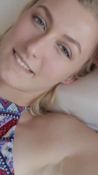 Verveelde kleine stiefzus Alexa Grace betrapt op masturberen