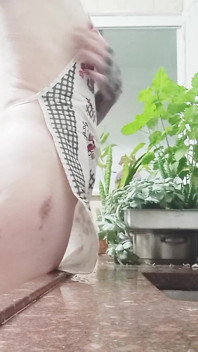 Ama de casa trans corriéndose en la cocina