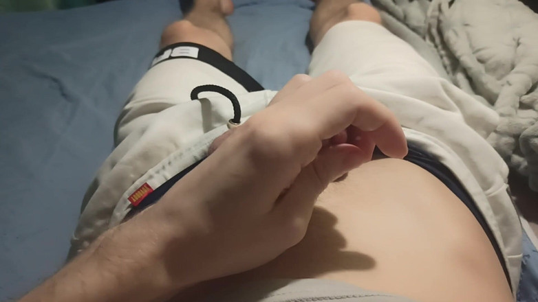 Pasha: Chlap v bílých kraťasech si masíruje penis krémem, sténá při...