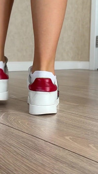 Le mie scarpe da ginnastica si esibiscono e sussurrano il buon compleanno toccando