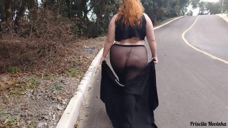 Priscila: Ma belle-mère dans un pantalon transparent sans culotte s’exhibe dans...