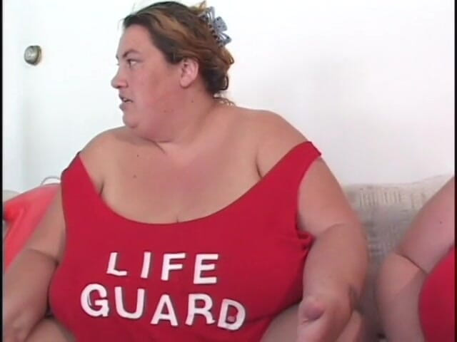 Cumming Soon: Fettes bauchküken in roter uniform reitet einen langen stock