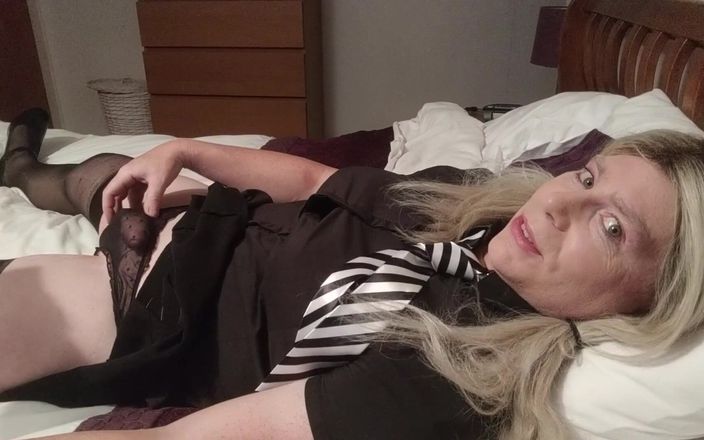 NikkiGee: सेक्सी कॉलेज गर्ल, कुछ अतिरिक्त के साथ!