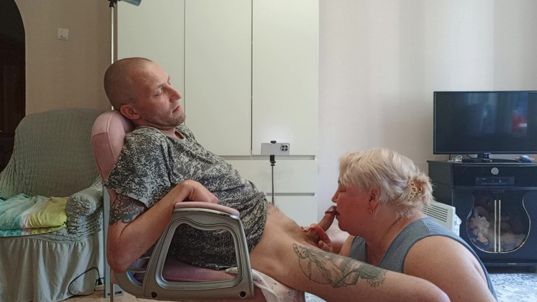 Zona901: 妻は義母が深いフェラチオをして精液を飲み込むのを見ています