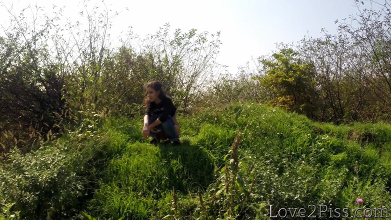 Love 2 Piss: Pișându-se într-un borcan, pișându-se pe o haină de ploaie și pe vârful...