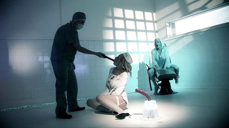 Dark Kinky Fantasies: 섹스에 열광하는 거유 금발을 치료하는 것은 어려운 일이 될 수 있습니다.