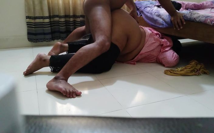 Aria Mia: Wanita punjabi berhijab dengan pantat besar