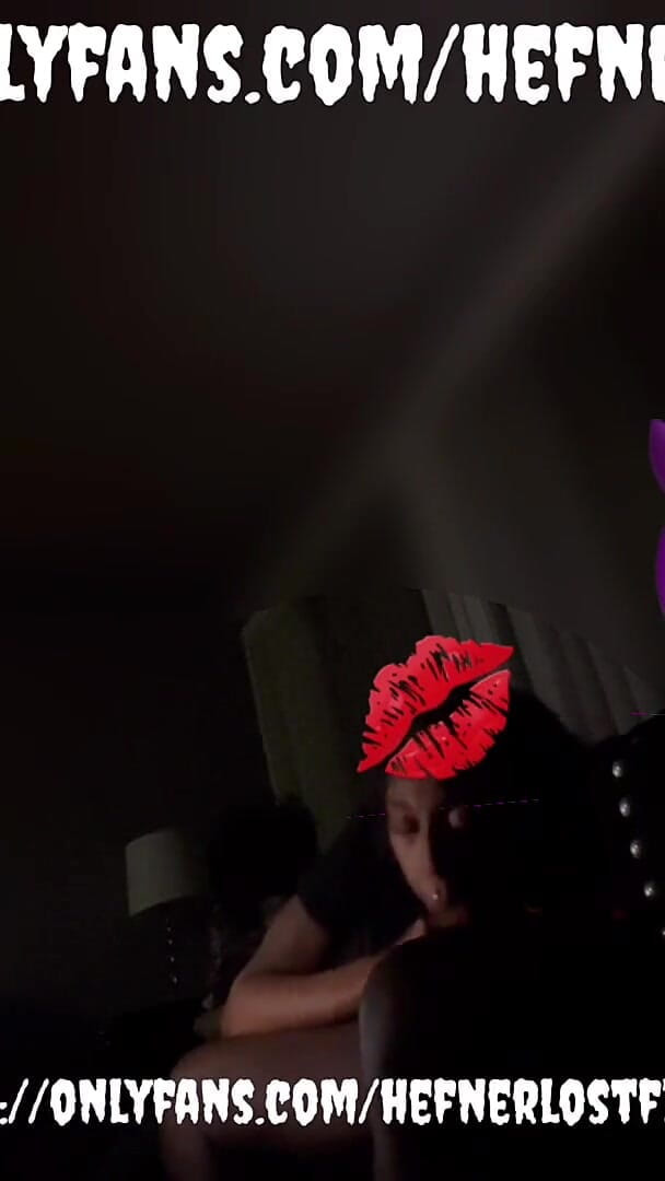 PlayboyHef: 모든 사람들이 파티에 갔고 그녀는 뒤에 머물렀다.
