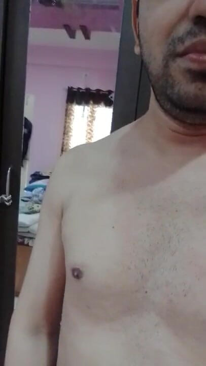 Cute & Nude Crossdresser: Оголений хлопець показує своє сексуальне оголене тіло на камеру телефону.