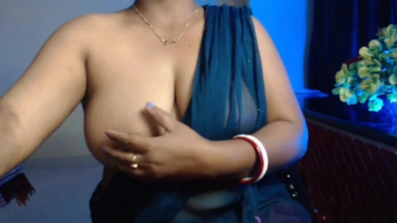 HotGirl21: Sólo sexy dívka s velkými prsy Otevřená podprsenka a kryt...